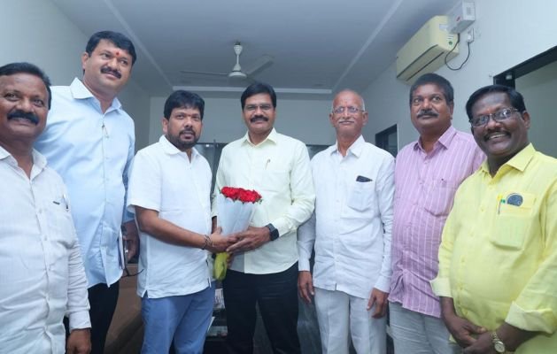 ఎన్నికల ఇన్చార్జి రామకృష్ణ కు స్వాగతం పలికిన రామరాజు,నాయుడు