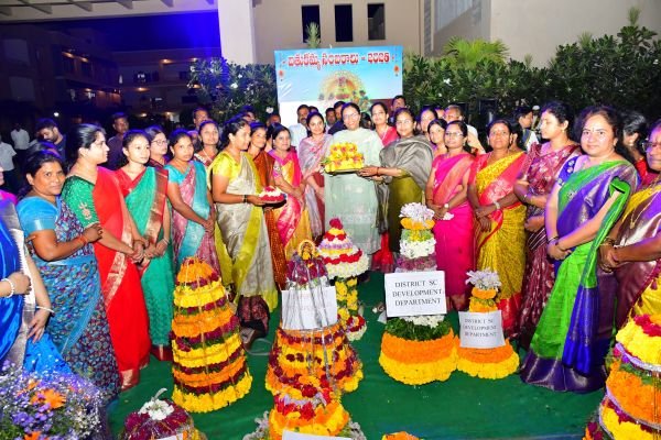 కలెక్టరేట్లో ఘనంగా బతుకమ్మ సంబరాలు