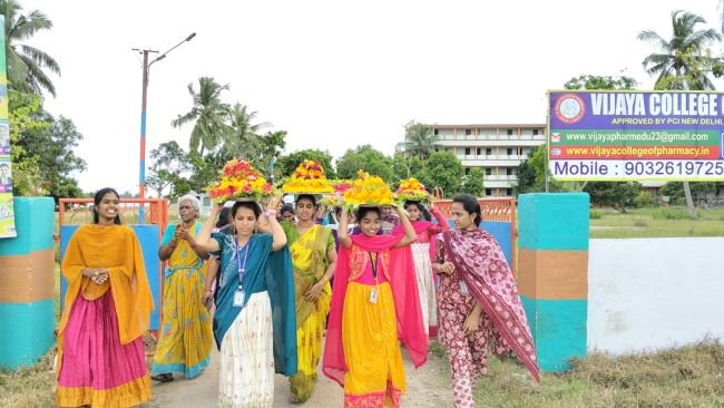 విజయ ఫార్మసీ కాలేజీలో విద్యార్థినీల బతుకమ్మ వేడుకలు 