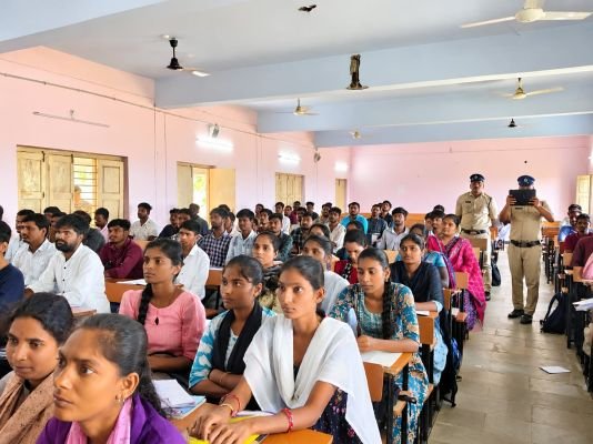 ఎస్ఐ, కానిస్టేబుల్ అభ్యర్థులకు అందిస్తున్న ఉచిత కోచింగ్