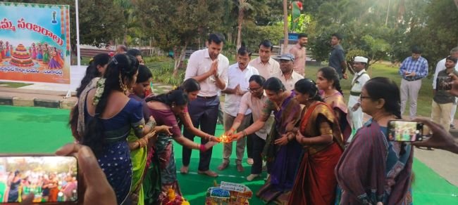 పూలను దైవాలుగా కొలిచే పండుగ బతుకమ్మ … జిల్లా కలెక్టర్ ప్రతీక్ జైన్