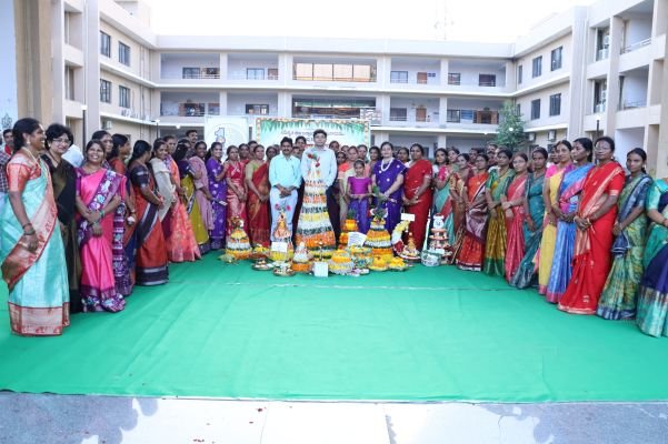 కలెక్టరేట్‌లో ఘనంగా బతుకమ్మ వేడుకలు. :