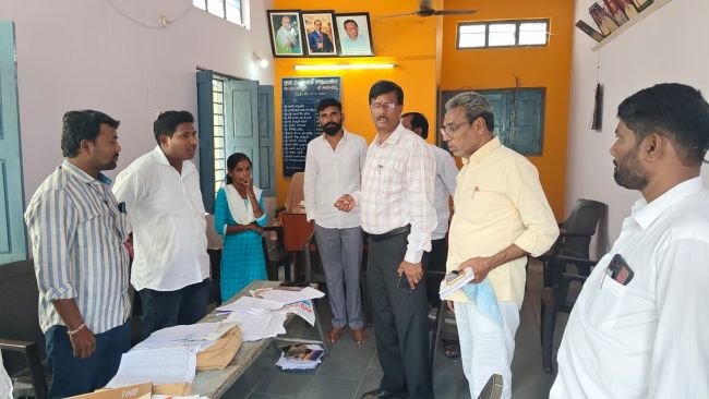 SIR స్పెషల్ డ్రైవ్ ను పరిశీలించిన ఆర్డీవో రవీందర్ రెడ్డి. 