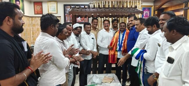 ఎల్.కోట మాజీ సర్పంచ్ సంగం నాగమణి వైసీపీలో చేరిక