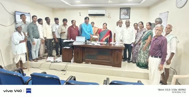 పారిశ్రామిక వాడకు రైతుల సహకారం.. ఎకరాకు రూ.28 లక్షల పరిహారం, 18 మందికి చెక్కులు పంపిణీ చేసిన ఆర్డీవో అనిత