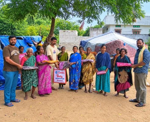 పేద మహిళలకు చీరల పంపిణీ