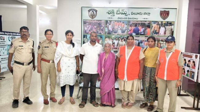 వృద్ధురాలిని కుటుంబ సభ్యులకు అప్పగించిన శక్తి టీం సభ్యులు    