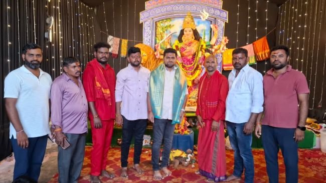 దుర్గామాతను దర్శించుకున్న మాజీ కార్పొరేటర్