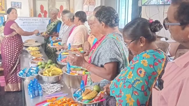 ప్రపంచ విద్యార్థి దినోత్సవం సందర్భంగా వృద్ధులకు అన్నదానం.. నిత్యావసర వస్తువుల పంపిణీ