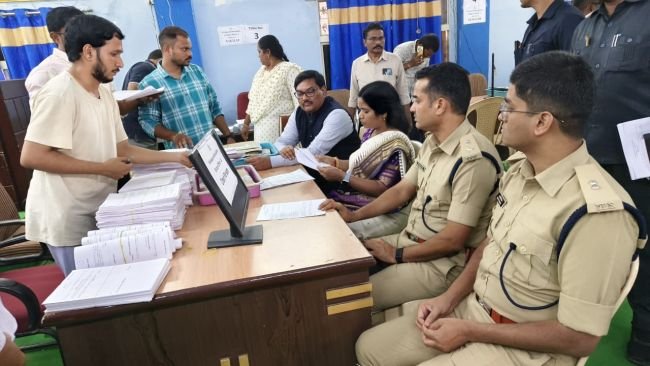 మార్కాపురం మున్సిపల్ నామినేషన్ కేంద్రాన్ని పరిశీలించిన కలెక్టర్, ఎస్పీ