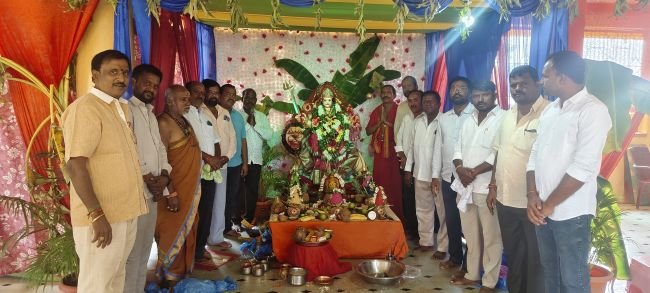 అమ్మవారి ఆశీస్సులతో ప్రజలంతా సుఖసంతోషాలతో ఉండాలి