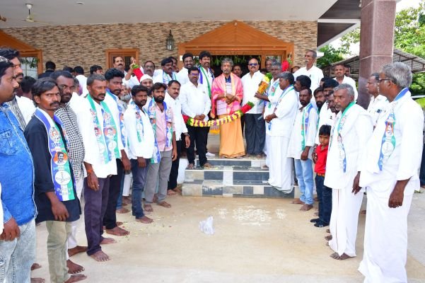 గుట్టపాడులో టీడీపీ నుంచి వైఎస్సార్సీపీలోకి చేరికలు  ఓర్వకల్లు మేజర్ న్యూస్:  ఓర్వకల్లు మండలం గుట్టపాడు గ్రామంలో టీడీపీకి చెందిన పలువురు కార్యకర్తలు వైఎస్సార్సీపీలో చేరారు. వైఎస్సార్సీపీ నంద్యాల జిల్లా అధ్యక్షుడు, పాణ్యం మాజీ ఎమ్మెల్యే కాటసాని రామభూపాల్ రెడ్డి, వైఎస్సార్సీపీ యువజన విభాగం రాష్ట్ర ఉపాధ