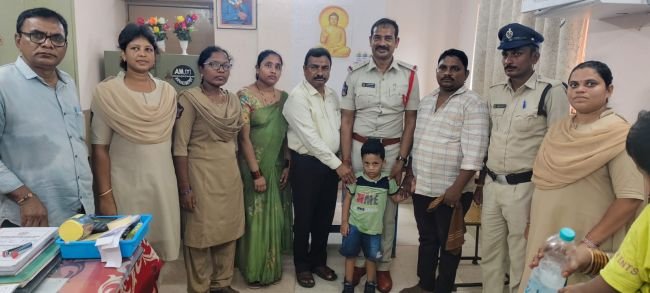 కావలి ఒకటో పట్టణ  పోలీసుల సమయస్ఫూర్తి: తప్పిపోయిన బాలుడు సురక్షితంగా తల్లిదండ్రుల చెంతకు!