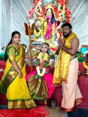 లలిత త్రిపుర సుందరిగా చిన్నారి అవిష సైనోజీ.. ఆకట్టుకున్న వేషధారణ
