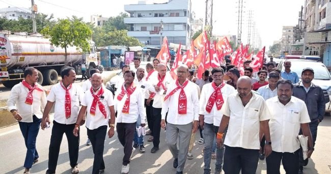 కనీస వేతనాలు అమలు చేయాలి  -కార్మికులకు రూ.42 వేల వేతనం ప్రకటించాలి  -సీఐటీయూ రాష్ట్ర అధ్యక్షుడు చుక్క రాములు పాశమైలారం -పారిశ్రామిక క్లస్టర్‌లో సీఐటీయూ పాదయాత్ర