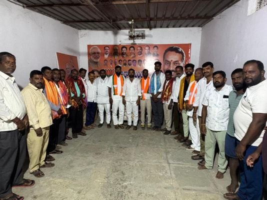 జిన్నారం మున్సిపల్ బీజేపీ నూతన కమిటీ ఏర్పాటు  పార్టీ పదవులు, అనుబంధ మోర్చాల అధ్యక్షుల నియామకం   జిన్నారం మేజర్ న్యూస్:జిన్నారం మున్సిపల్ పరిధిలో భారతీయ జనతా పార్టీని మరింత బలోపేతం చేసే దిశగా నూతన మున్సిపల్ కమిటీతో పాటు అనుబంధ మోర్చాల అధ్యక్షులను నియమించారు. పార్టీ కార్యాలయంలో మున్సిపల్ బీజేపీ అధ్యక్