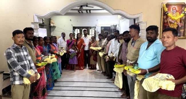 పారిశుద్ధ్య కార్మికులకు కొత్త బట్టలు పంపిణీ