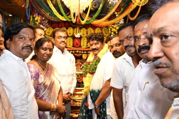 ప్రజలందరిపై అమ్మవారి ఆశీస్సులుండాలి:మాజీ మంత్రి తలసాని 