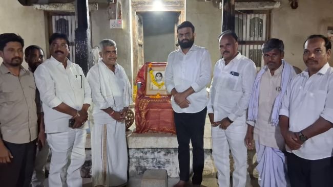 రవీందర్ రెడ్డి కుటుంబాన్ని పరామర్శించిన పైలెట్ రోహిత్ రెడ్డి