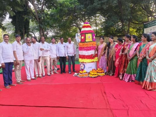 ఎల్లంపేట్ మున్సిపాలిటీలో ఘనంగా బతుకమ్మ వేడుకలు