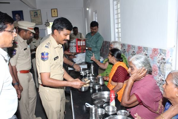 వృద్ధాశ్రమంలో పోలీస్ కమిషనర్ సేవా కార్యక్రమం