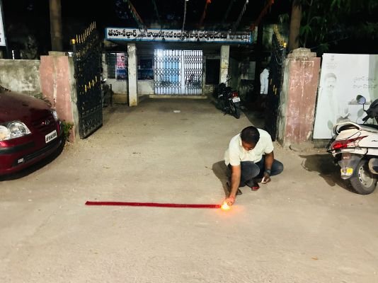 ఏసీబీ సోదాల వేళ.. బాధితుల బాణాసంచా సంబరాలు!