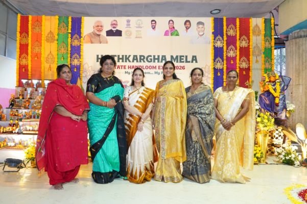 చేనేత వస్త్రాల కొనుగోలుతో నేతన్నలకు ప్రోత్సాహం