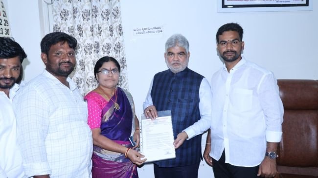 మల్లారెడ్డిగూడెంకు మరిన్ని ఇందిరమ్మ ఇళ్లు మంజూరు చేయాలి.. స్పీకర్‌కు సర్పంచ్ వినతి