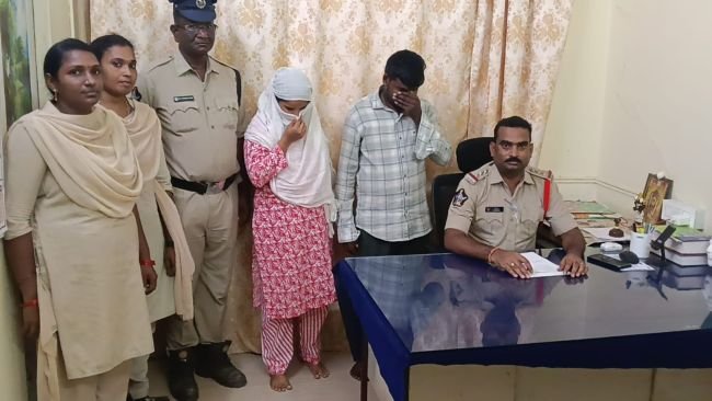 హత్య కేసులో భార్యాభర్తలు అరెస్ట్ --స్మార్ట్‌ఫోన్ స్వాధీనం