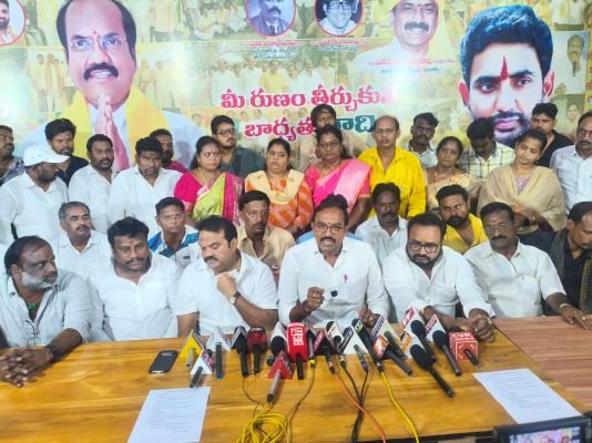 ఏలూరులో టీడీపీకి భారీ షాక్‌!*  *62 మంది క్లస్టర్ ఇన్‌చార్జులు, నాయకులు, కార్యకర్తల మూకుమ్మడి రాజీనామా!*