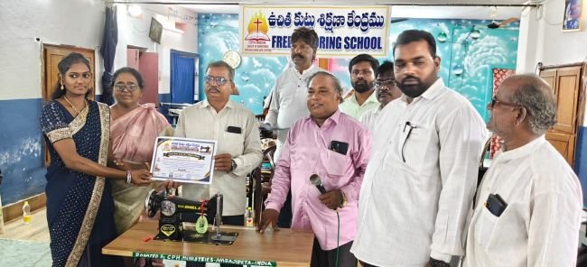 ఇండియా గ్రూప్ ఆఫ్ మినిస్ట్రీస్ ఆధ్వర్యంలో శిక్షణ పూర్తి!-మహిళలకు కుట్టు మిషన్ల పంపిణీ