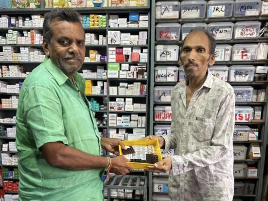 ఆర్యవైశ్య వర్తకసంఘం మాజీ  అధ్యక్షుడు కేవీ దాతృతం