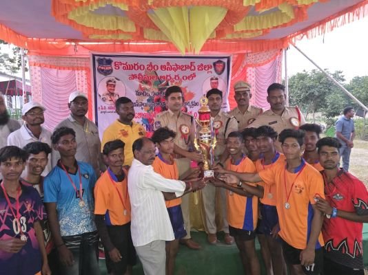 వాలీబాల్‌ విజేతలకు బహుమతుల ప్రదానం చేసిన అదనపు ఎస్పీ చిత్తరంజన్