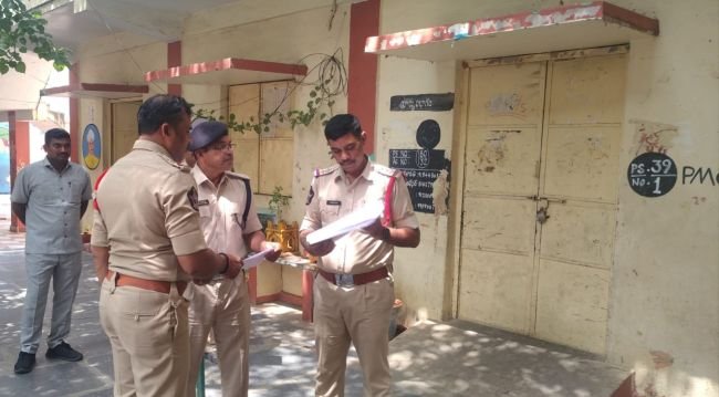 మున్సిపల్ ఎన్నికల పోలింగ్ కేంద్రాలను పరిశీలించిన డీఎస్పీ బాలస్వామిరెడ్డి