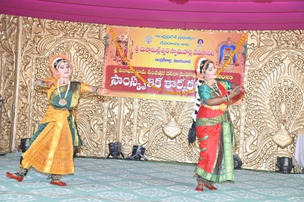 ఇంద్రకీలాద్రిపై అమ్మవారు లలితా త్రిపుర సుందరిగా దర్శనం.. కొండదిగువన భక్తి సంగీతం, నృత్య ప్రదర్శనలు