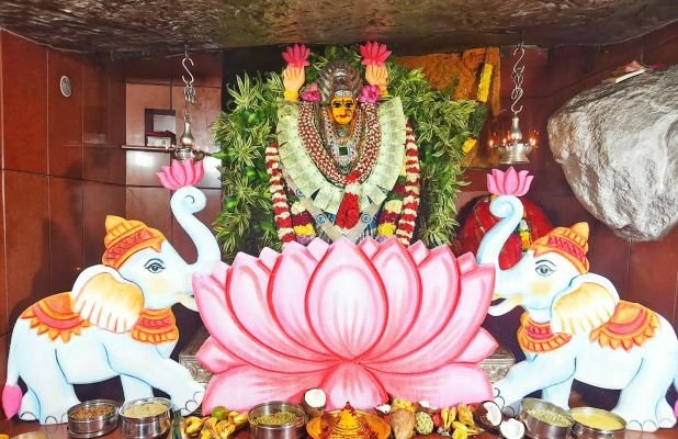 మహాలక్ష్మి అవతారంలో ఏడుపాయల వనదుర్గామాత