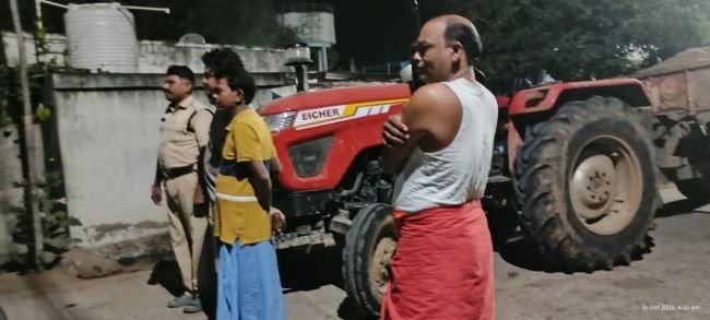 ట్రాక్టర్ తో అక్రమ ఇసుక రవాణాను అడ్డుకున్న గ్రామస్తులు...