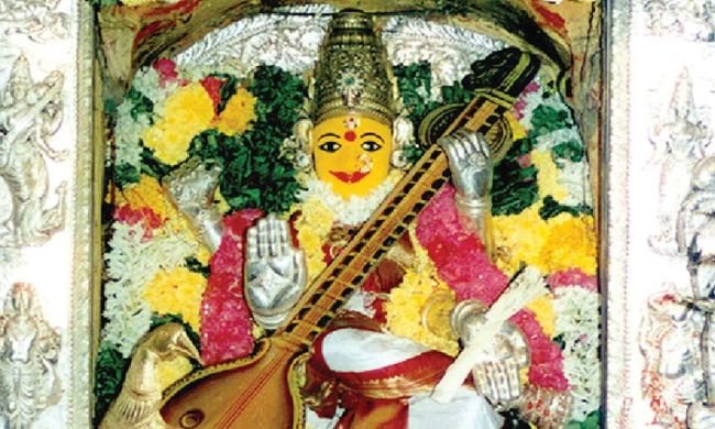 ఇంద్రకీలాద్రిపై వైభవంగా మూలానక్షత్ర వేడుకలు.. పోటెత్తిన భక్తులు