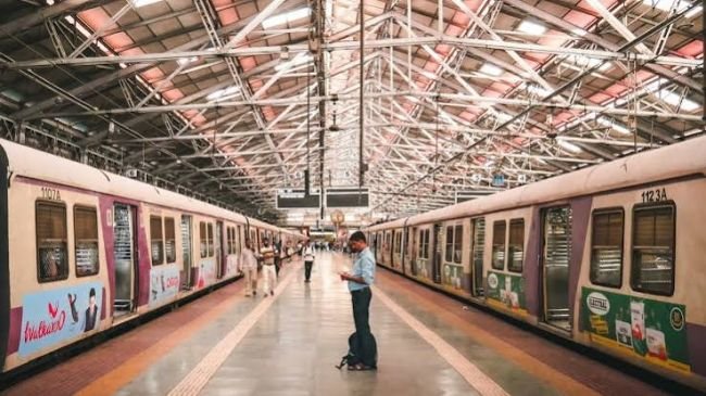  రైల్వే స్టేషన్లలో ప్రయాణికులను తీవ్ర అసహనానికి గురిచేసే ఆ అనుభవం: చివరి నిమిషంలో ప్లాట్‌ఫారమ్ మార్పులు, సాంకేతిక లోపాల వెనుక అసలు కారణాలివే!