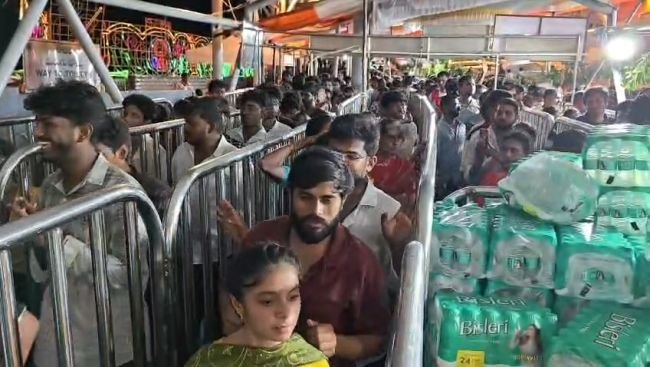 మూలా నక్షత్రం సందర్భంగా సరస్వతీ దేవి అలంకారంలో కనకదుర్గమ్మ దర్శనం