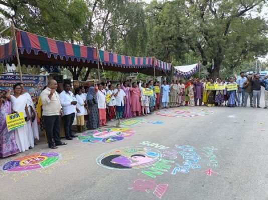 ఉద్యోగ భద్రత కల్పించాలని ముగ్గులు వేసి నిరసన -- ఎన్.హెచ్.ఏం ఉద్యోగులను రెగ్యులరైజ్ చేయాలని డిమాండ్
