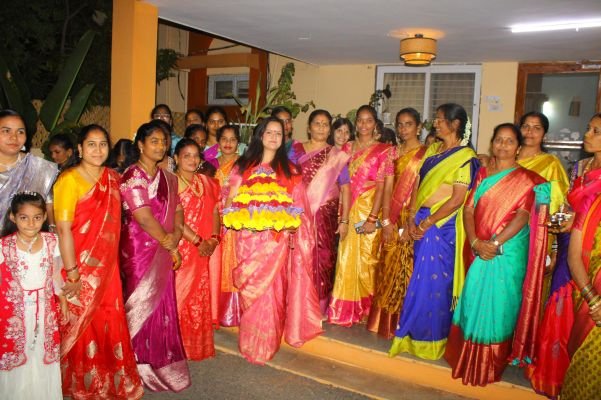 పూల పండుగ బతుకమ్మతో పోలీస్ కార్యాలయంలో పండుగ శోభ.. తెలంగాణ సంస్కృతి, సంప్రదాయాల పరిరక్షణ ప్రతి ఒక్కరి బాధ్యత: ఎస్పీ స్నేహ మెహ్రా