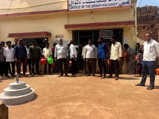 నీటి కోసం రోడ్డెక్కిన దిగ్వాల్‌ గ్రామస్తులు