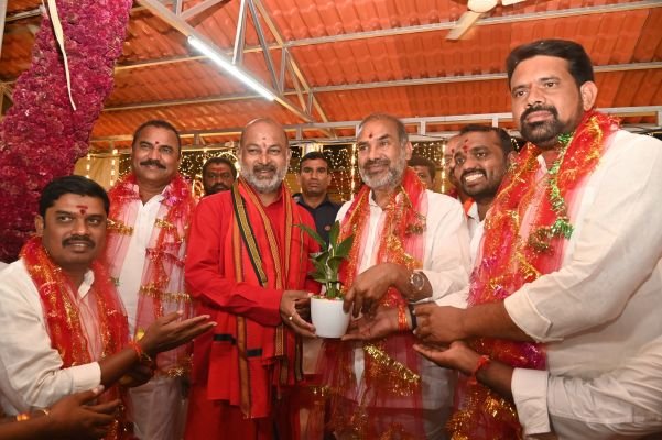 మహాశక్తి ఆలయంలో కేంద్ర మంత్రి బండి సంజయ్ ప్రత్యేక పూజలు