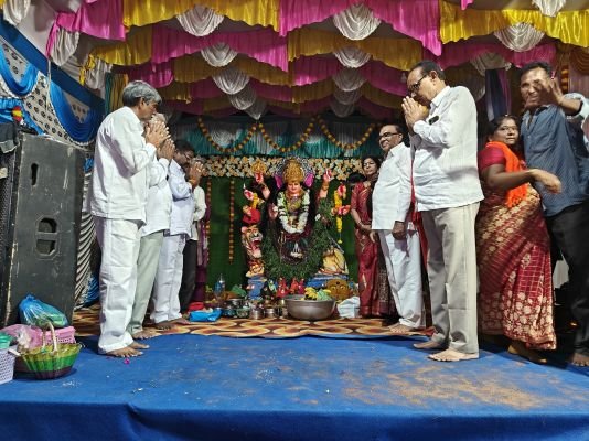 బతుకమ్మ సంబురాల్లో మహిళలతో కలిసిమెలిసి సందడి చేసిన మెచ్చా నాగేశ్వరరావు