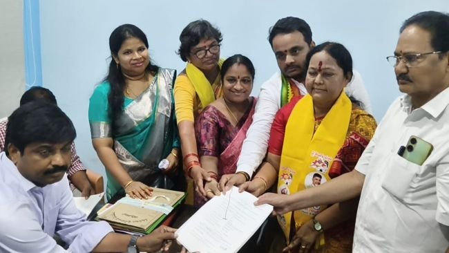 నర్సీపట్నంలో చైర్ పర్సన్ అభ్యర్థిగా  నామినేషన్ వేసిన చింతకాయల పద్మావతి