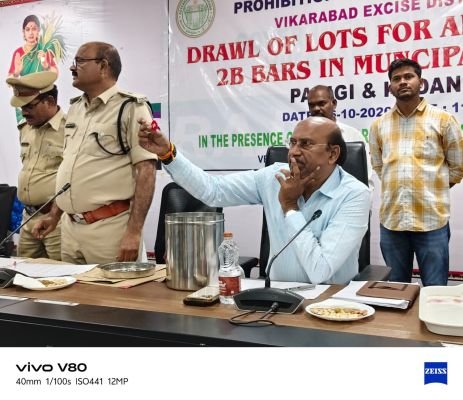 లక్కీ డ్రాలో పరిగి బార్‌కు సోమలింగం.. కొడంగల్ బార్‌కు అనిల్ ఎంపిక