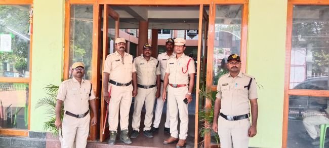 చీరాల మున్సిపల్ కార్యాలయం వద్ద టెన్షన్.. టెన్షన్..!