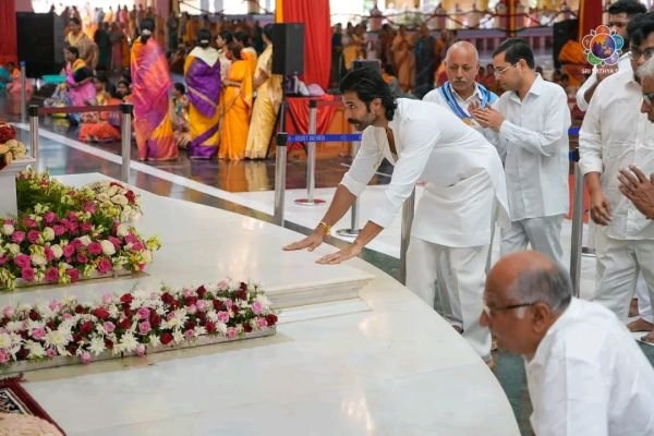 శ్రీ సత్యసాయి మహా సమాధిని దర్శించుకున్న సినీ నటుడు విజయ్ దేవరకొండ