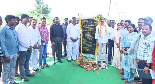 అర్బన్ హౌసింగ్ కాలనీలో అన్ని మౌలిక సదుపాయాలు కల్పిస్తాం – సంక్షేమ శాఖ మంత్రి అడ్లూరి లక్ష్మణ్ కుమార్
